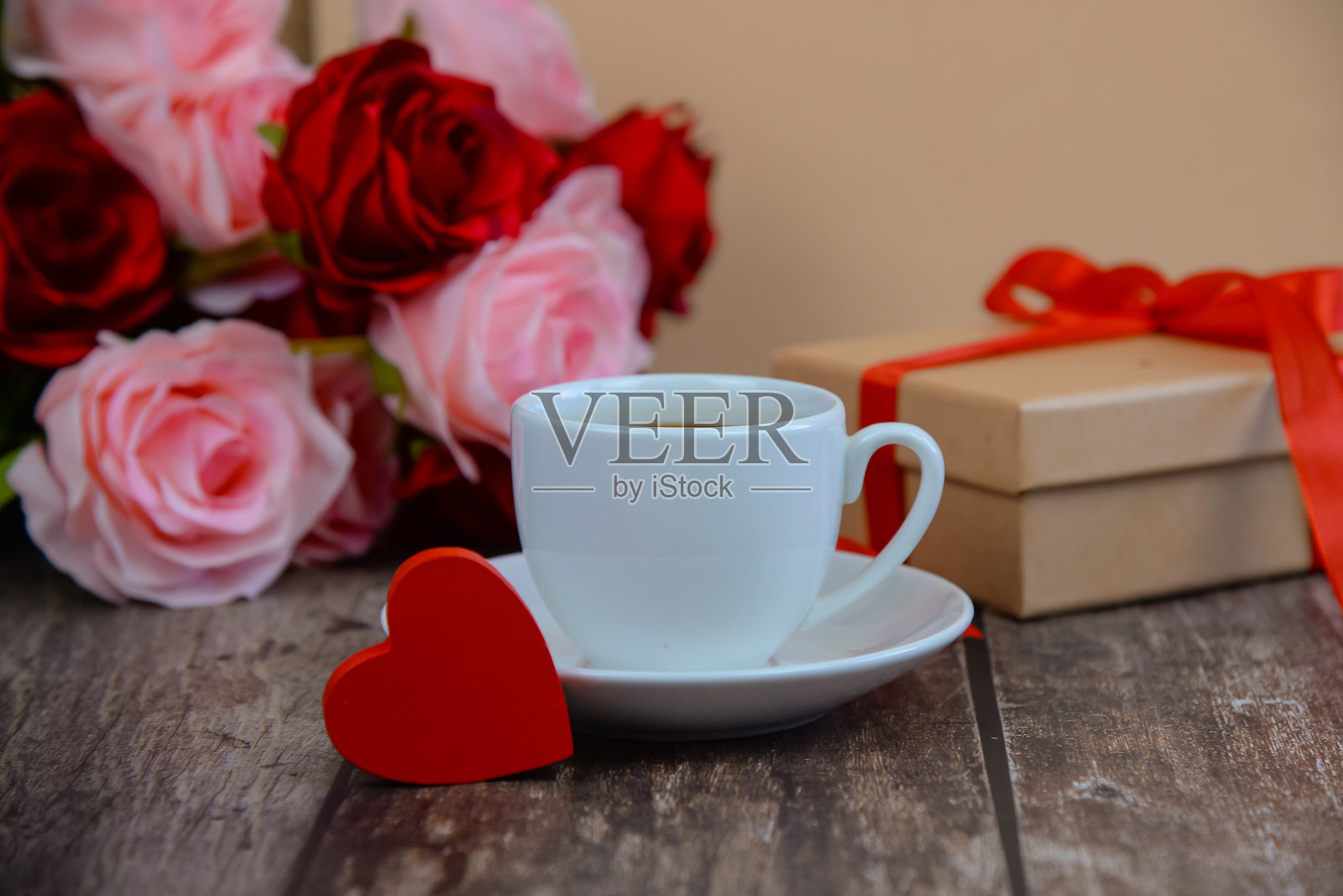 桌上的红色心形和一杯咖啡，情人节照片摄影图片