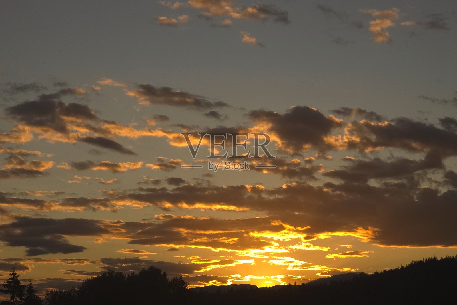 天空背景。加拿大不列颠哥伦比亚省一个小镇的日落。照片摄影图片