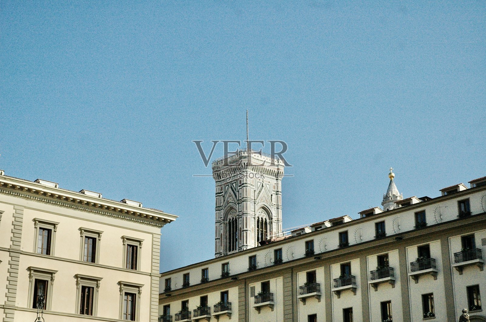 从共和国广场看到的乔托钟楼的顶端照片摄影图片