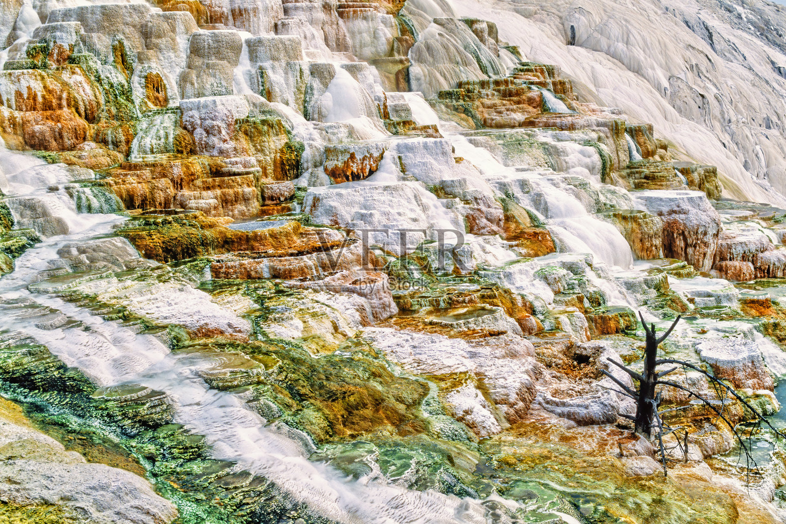 温泉的梯田上流淌着天然图案的热水照片摄影图片