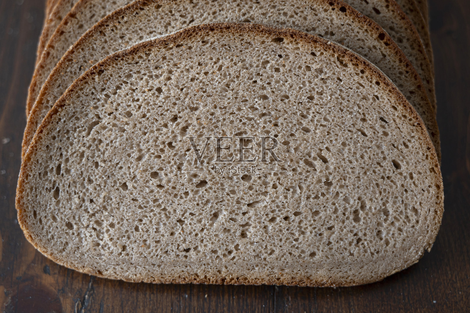 木板上的新鲜全麦吐司切片照片摄影图片