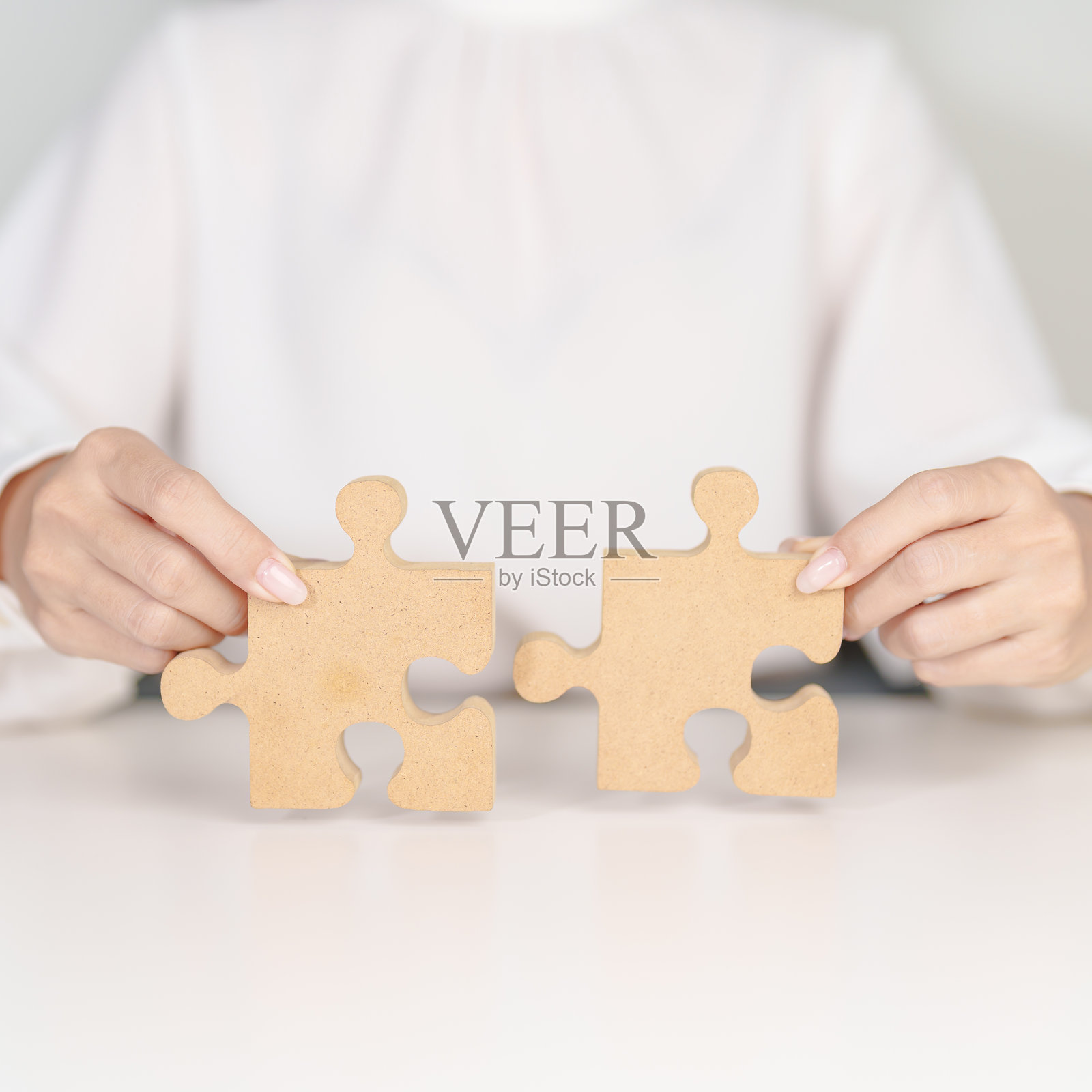 女人连接情侣拼图，桌上木制拼图。商业解决方案、使命、成功、目标、策略、团队合作、想法、解决方案和挑战概念照片摄影图片