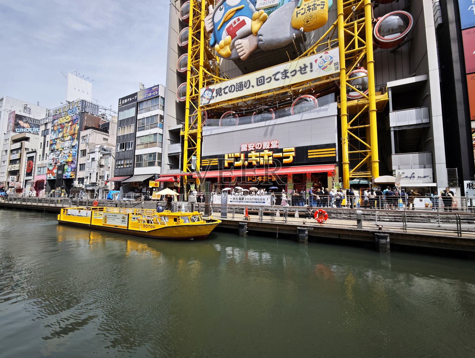 日本大阪道顿堀惠比寿塔旁停泊的多美堀川游船照片摄影图片