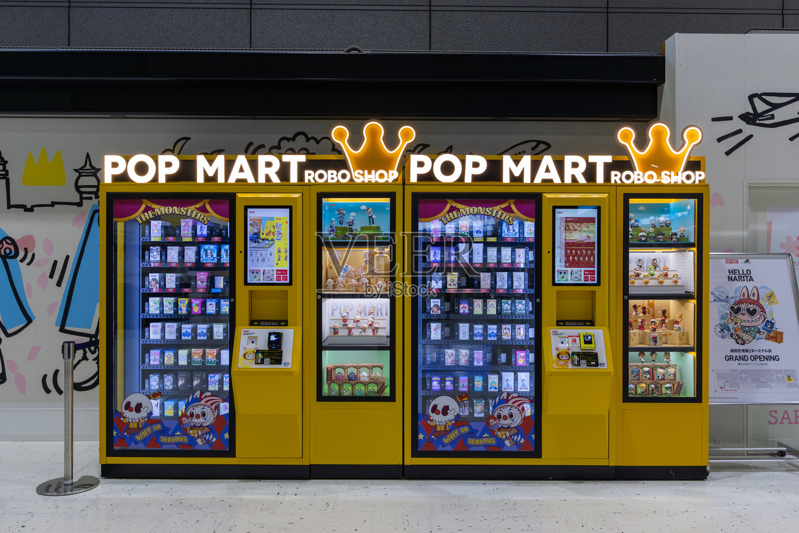 日本成田国际机场的泡泡玛特自动贩卖机照片摄影图片