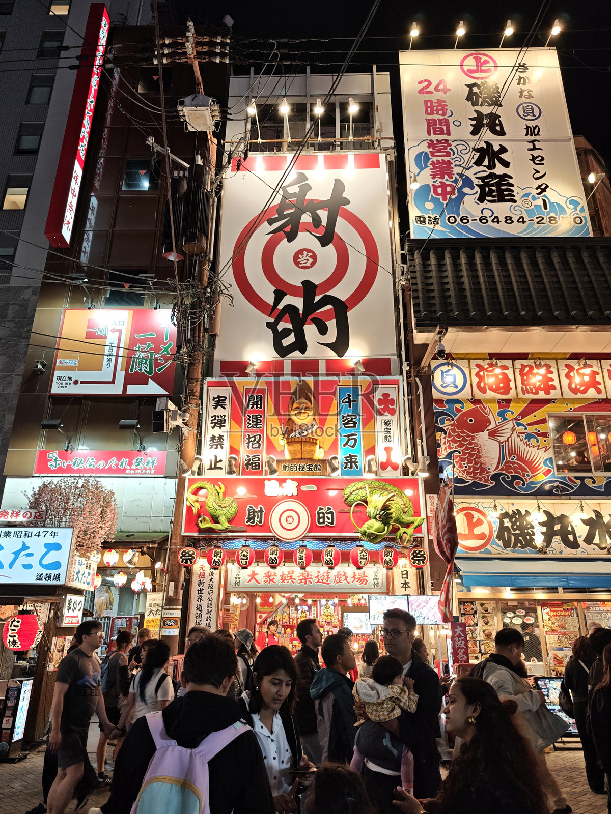 夜晚，大阪道顿堀街头熙熙攘攘的人群照片摄影图片