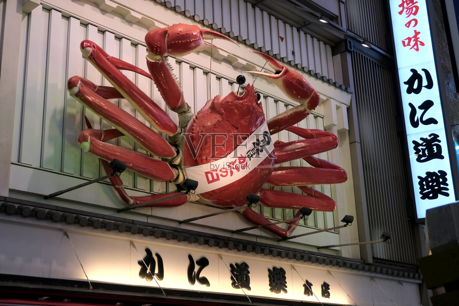 日本大阪道顿堀的かに道楽(かにどうらく)巨蟹招牌照片摄影图片