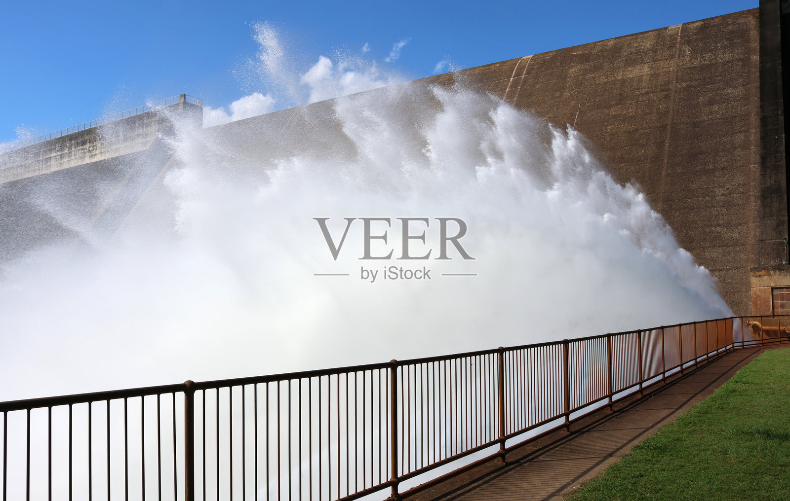 澳大利亚昆士兰州蒂纳鲁瀑布大坝溢洪道泄洪照片摄影图片