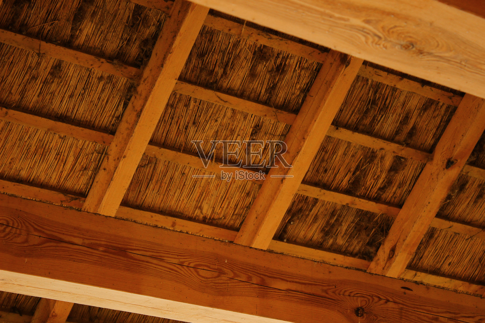 历史木结构建筑中带有茅草屋顶的露出的木质天花板照片摄影图片