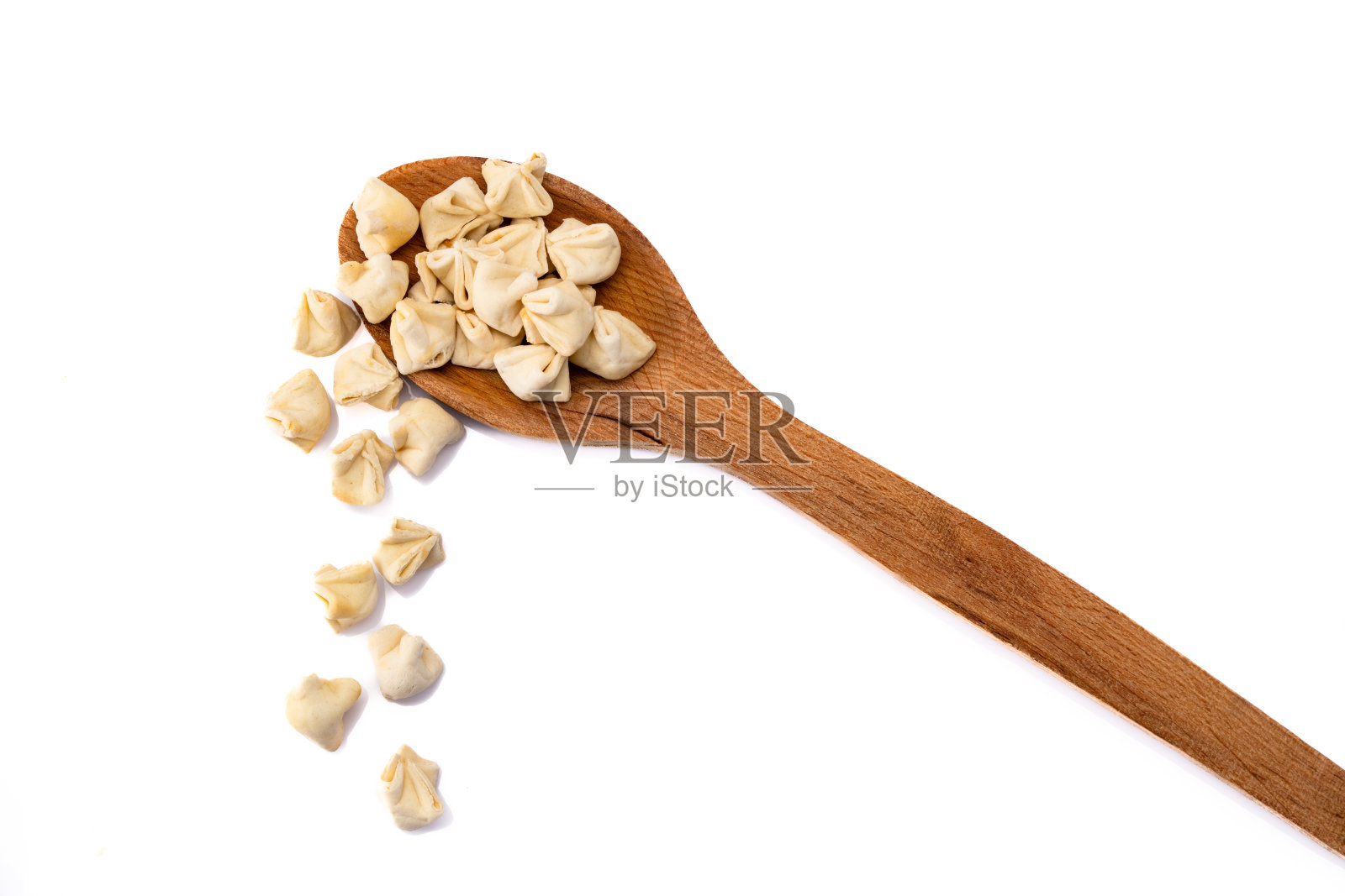 土耳其传统饺子曼提。由手工制作的面团和碎肉制成的传统菜肴。照片摄影图片