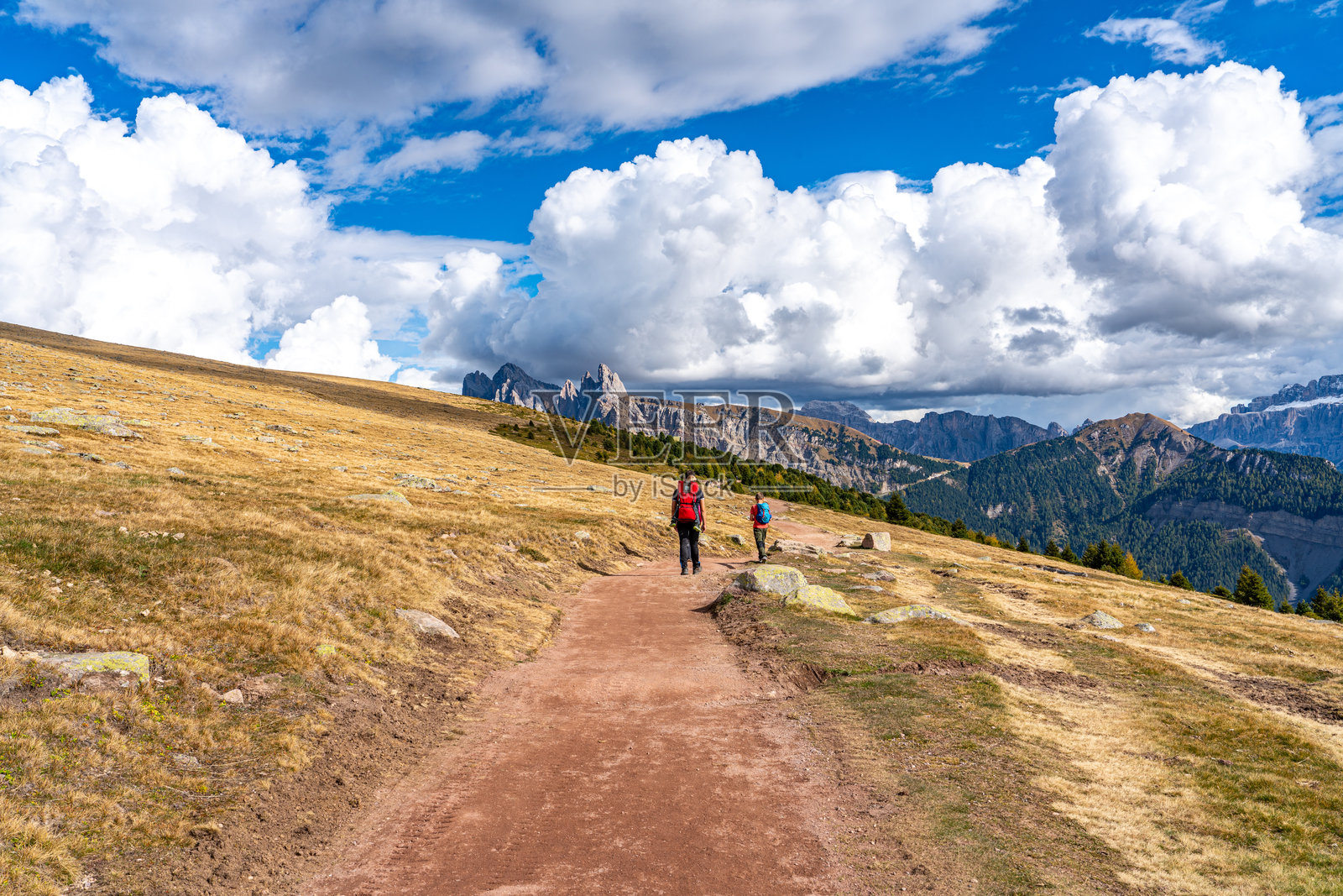 意大利南蒂罗尔地区,多洛米蒂的拉斯埃萨山脉景观照片摄影图片