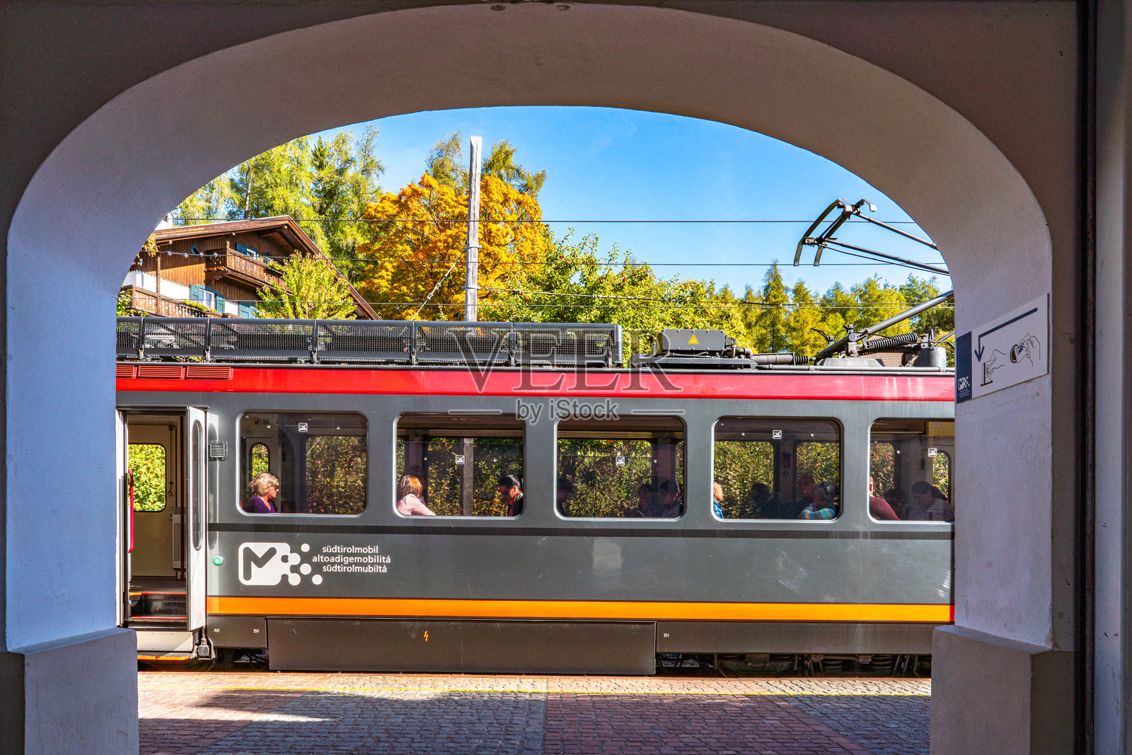 意大利博尔扎诺自治省科拉尔博·克洛本斯坦火车站景观照片摄影图片