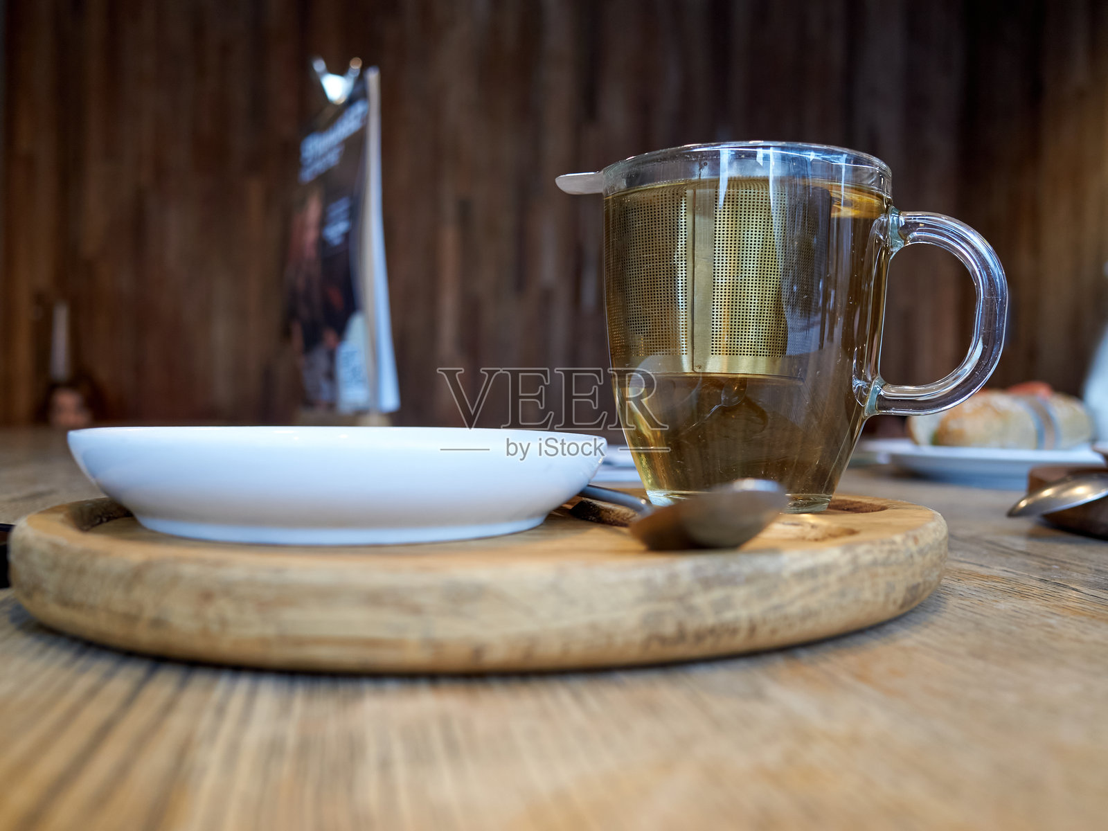 茶艺展示，宁静的茶具摆设，配有茶具和氛围的平静茶道场景照片摄影图片