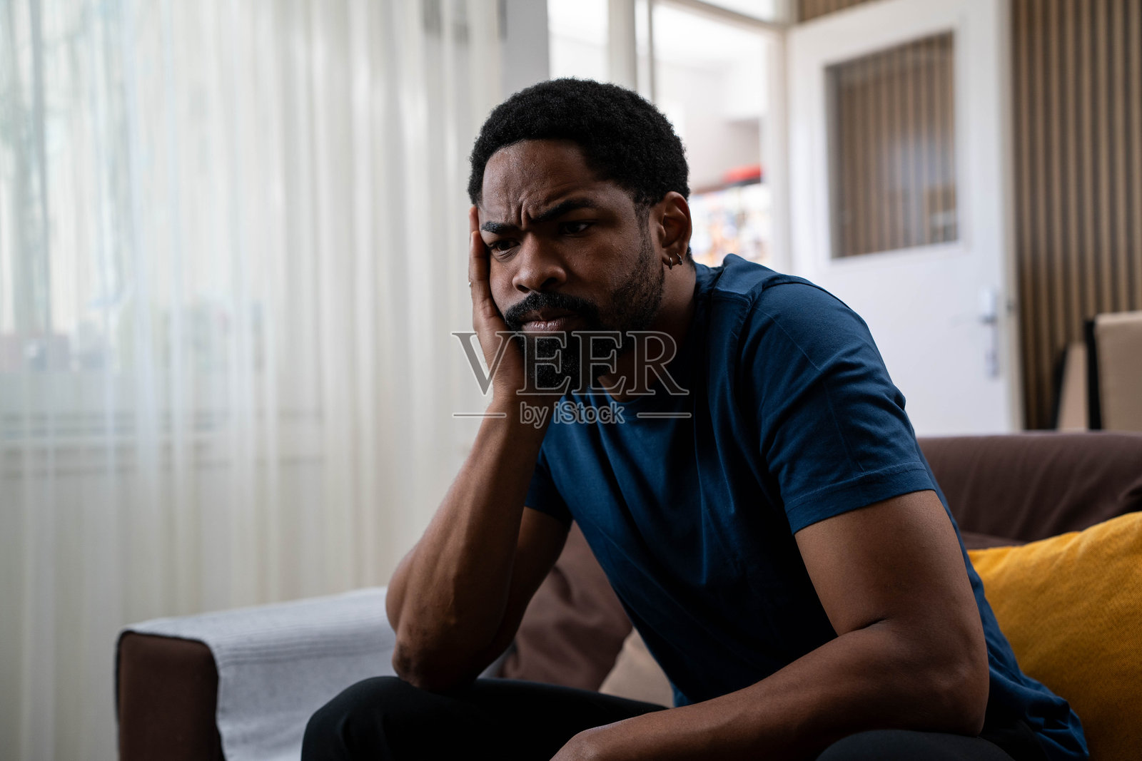 忧郁地沉思，因抑郁而陷入沉思。照片摄影图片