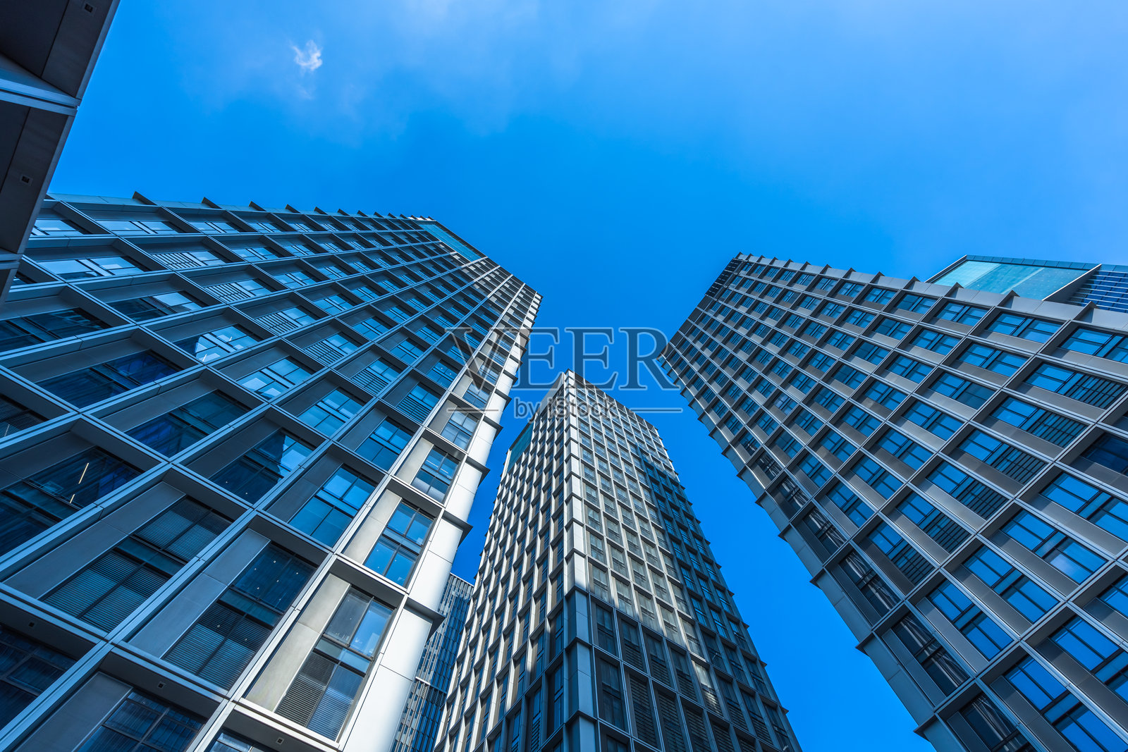 蓝色天空下的商务区摩天大楼俯视角度照片摄影图片