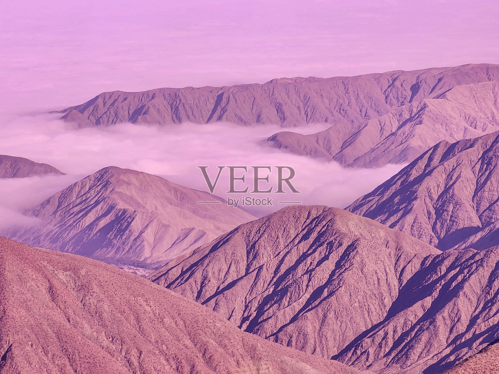 阳光明媚，薄雾笼罩的山景照片摄影图片