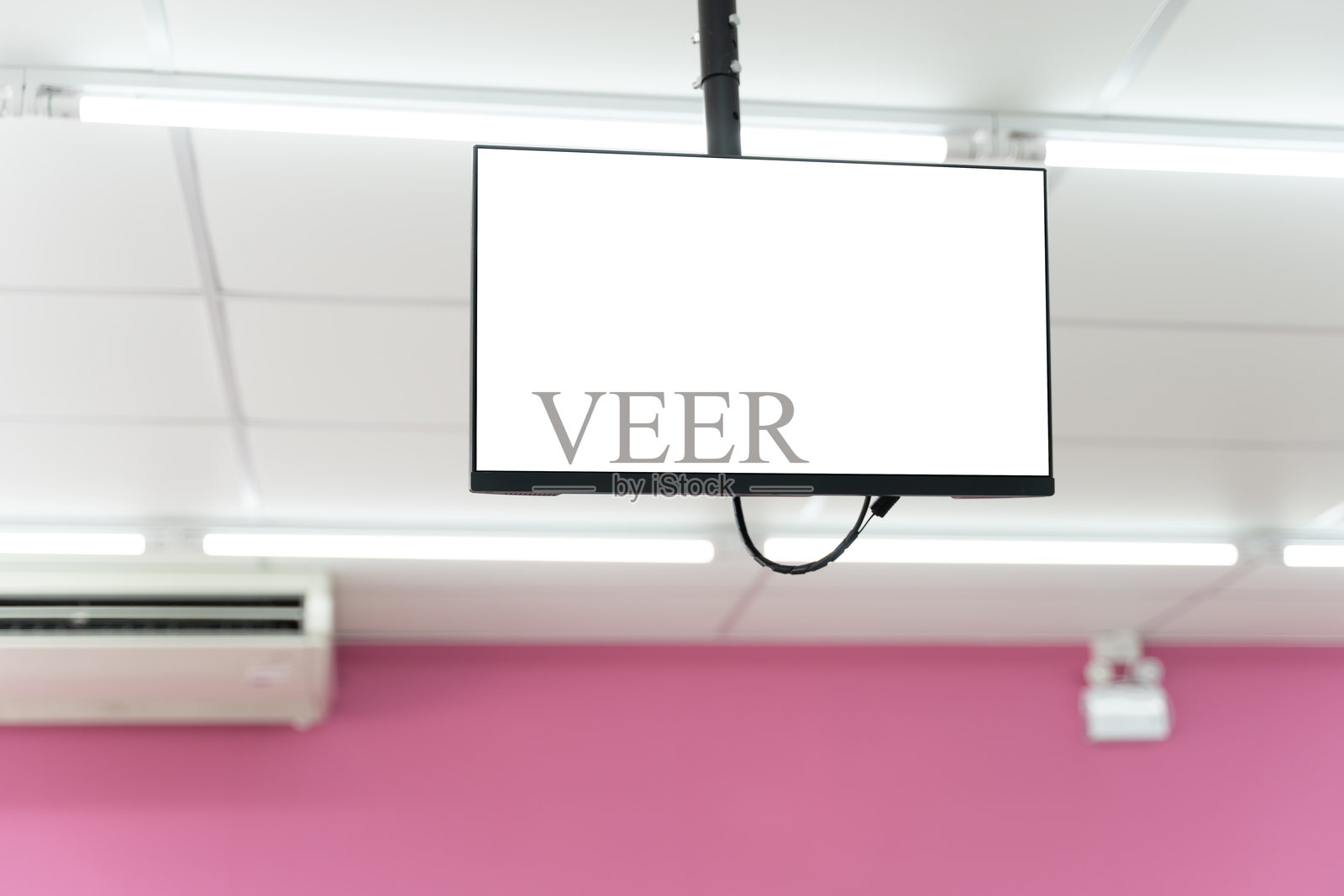 空白数字天花板屏幕，用于零售空间的广告模型、标牌展示和营销内容照片摄影图片