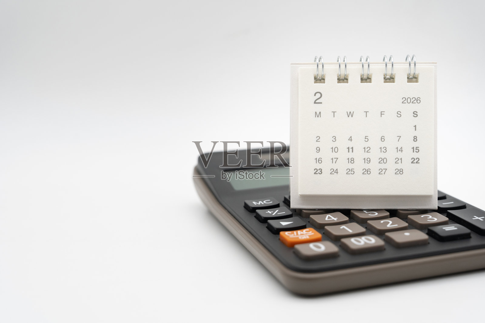 2026年2月桌面日历，背景为白色。包含2026年2月的日历概念，以及2026年的财务计算器和预测。涉及金钱、预算、税收、投资和财务。照片摄影图片