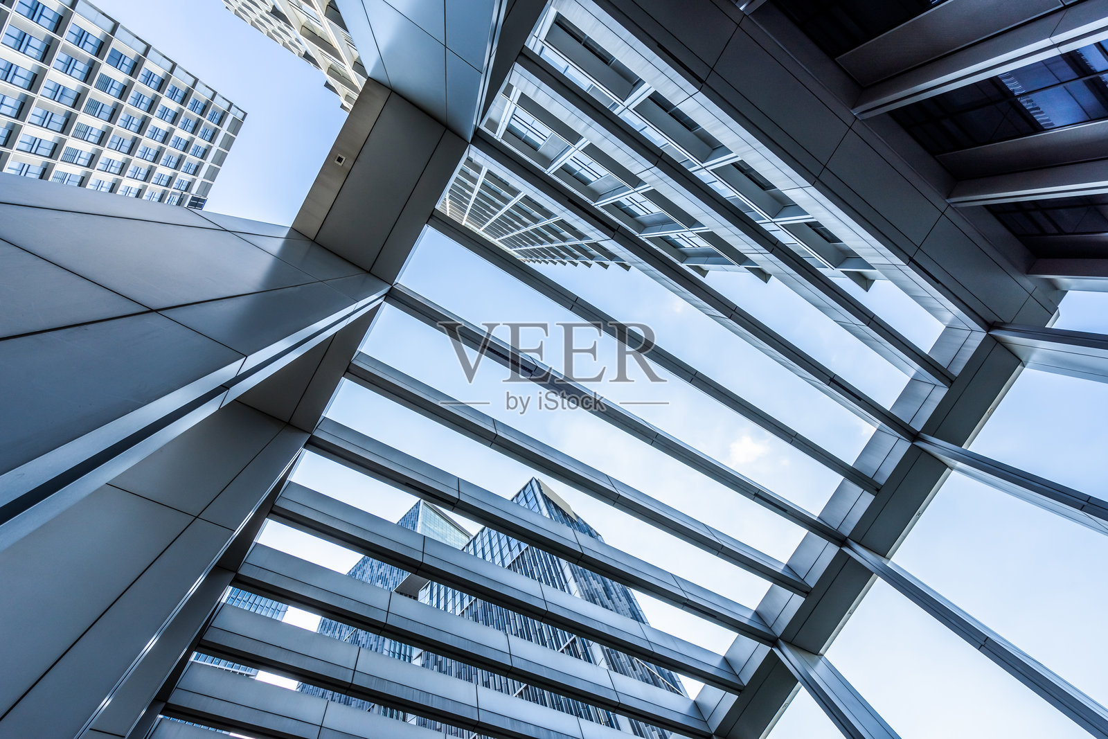 商务区现代摩天大楼的底部视角，背景为蓝天。照片摄影图片