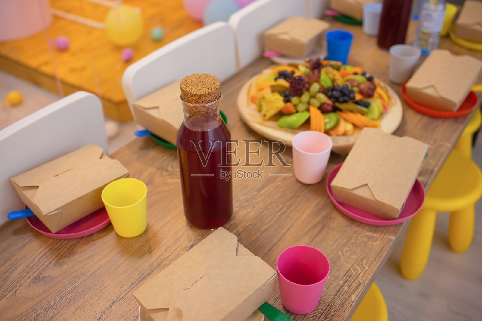 浅灰色背景上摆放着许多各式各样的外卖食品包装盒、披萨盒、咖啡杯和纸袋。食品配送。照片摄影图片