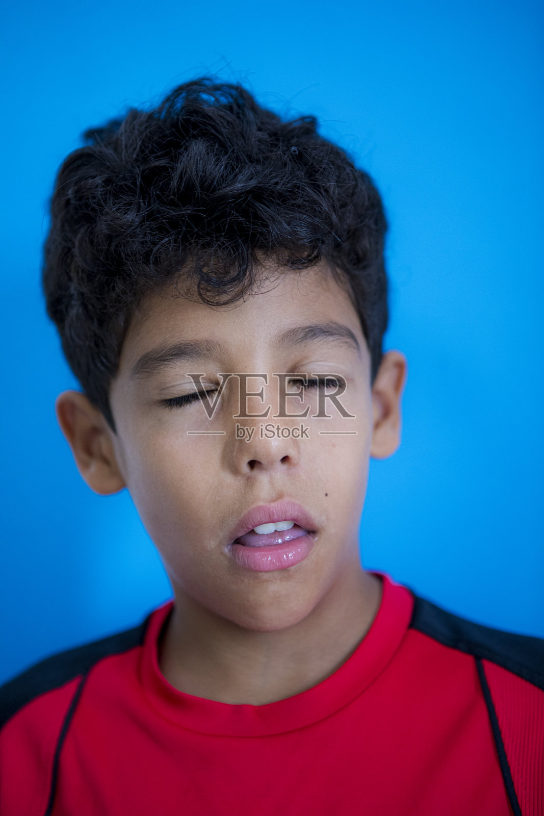 一个孩子扮鬼脸的搞笑肖像照片摄影图片