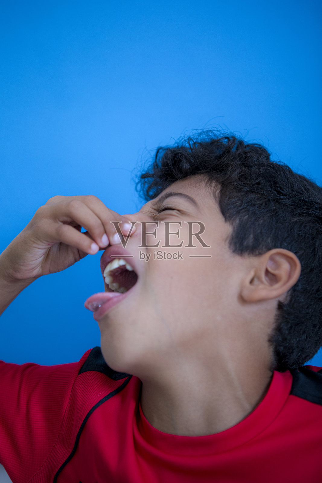 一个孩子做鬼脸的滑稽肖像照片摄影图片