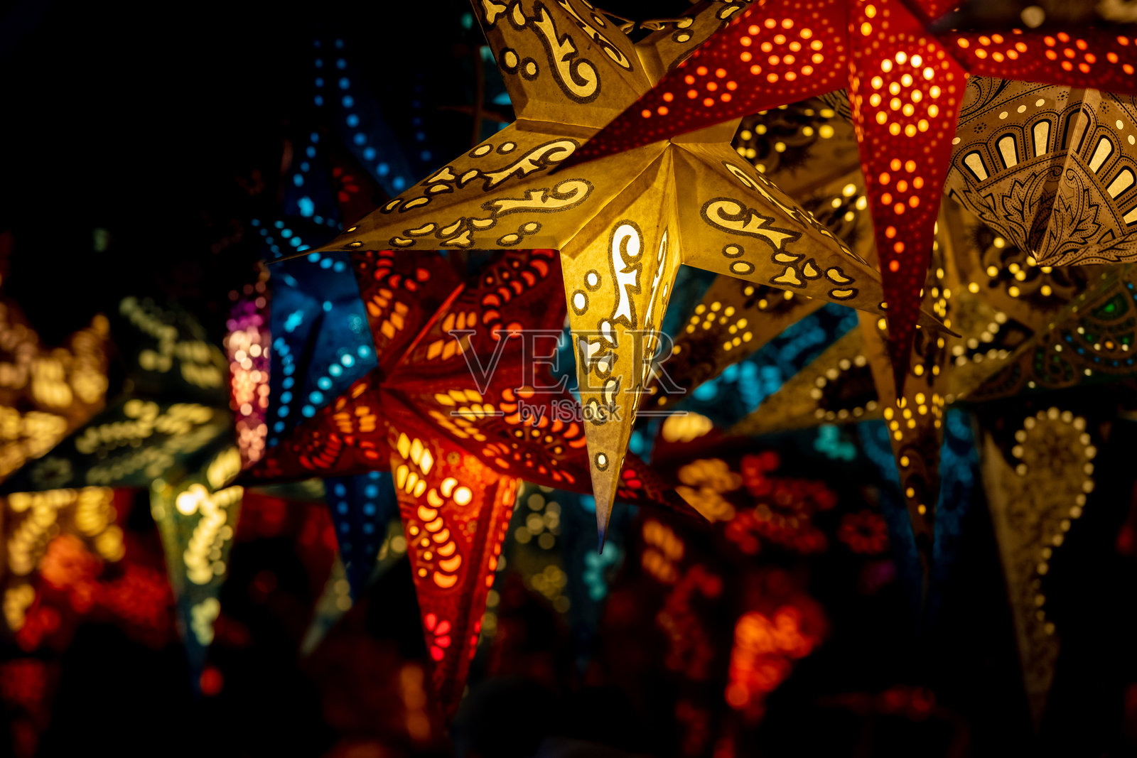 圣诞装饰，饰有挂件、彩灯、冷杉枝、金色球、红色丝带和节日细节，营造出节日的氛围照片摄影图片