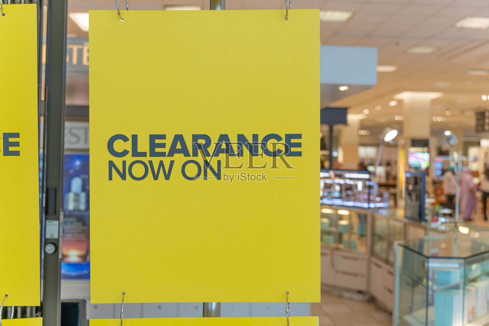 购物中心正在促销打折的招牌照片摄影图片