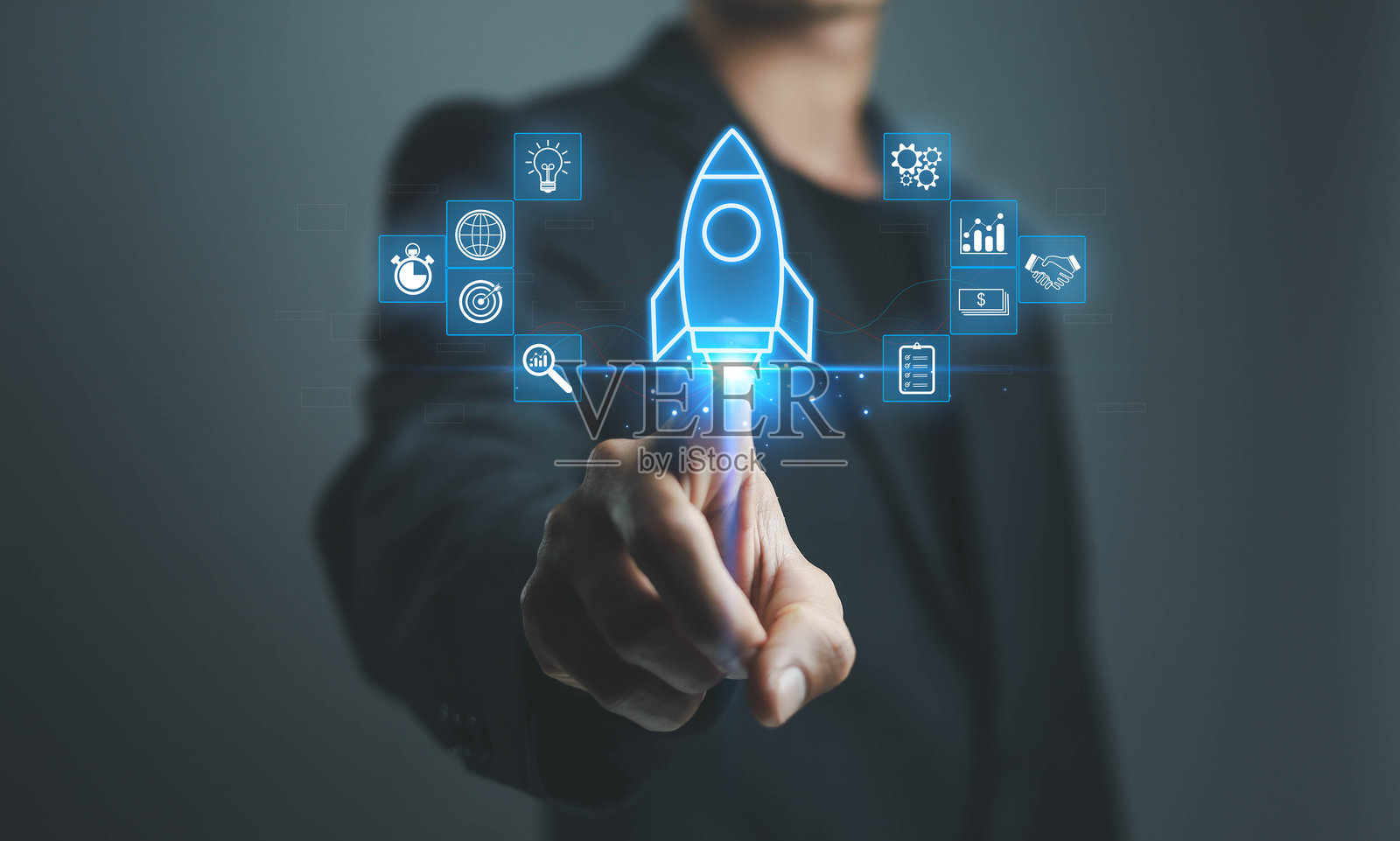 一位商务专业人士以发光的火箭图标启动数字初创公司概念，象征着在现代数字时代的创新、增长、技术战略和成功的业务发展。照片摄影图片