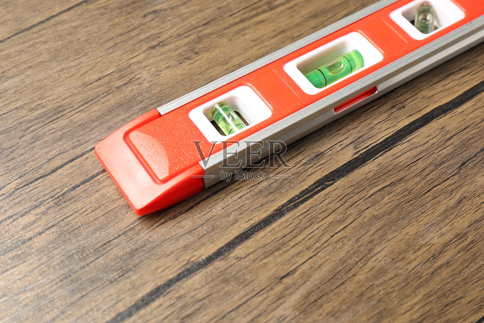 木桌上的水平仪，特写视图照片摄影图片