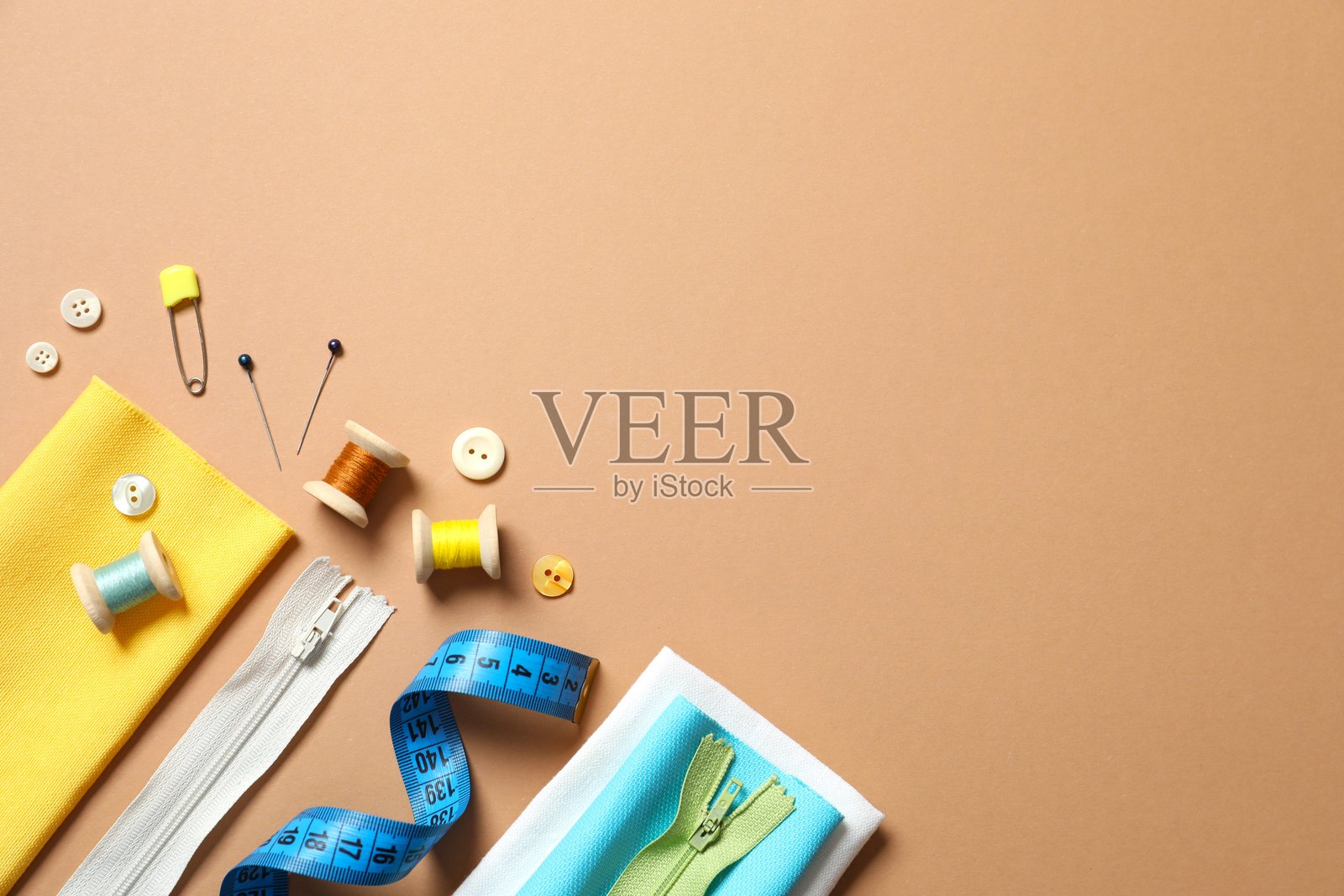 彩色背景上的缝纫用品组合照片摄影图片