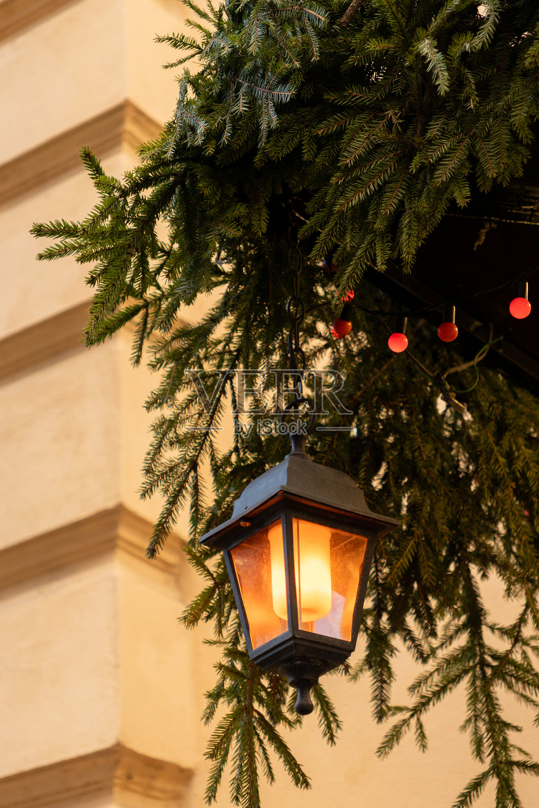 挂满装饰品和松果的圣诞树照片摄影图片