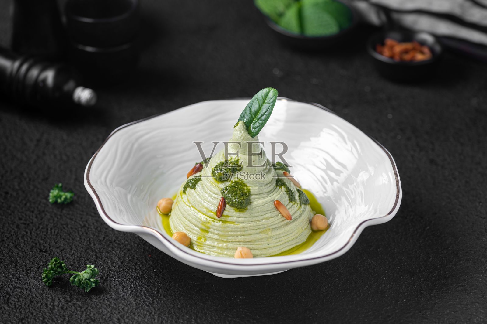 艺术感的绿色慕斯甜点展示照片摄影图片