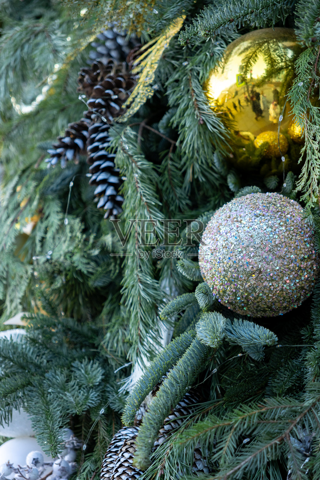 挂满装饰品和松果的圣诞树照片摄影图片