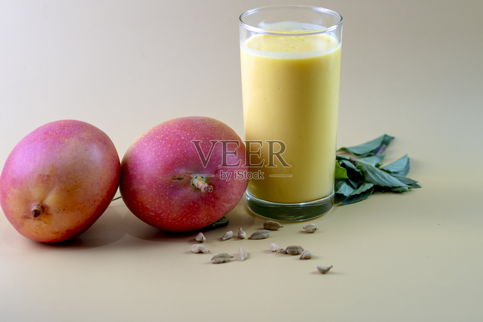 米色背景上的芒果照片摄影图片