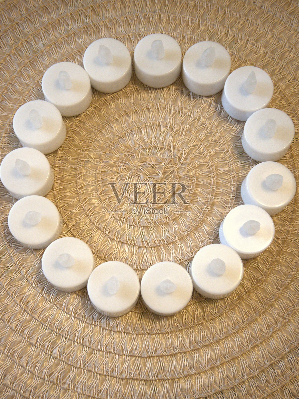 白色电子蜡烛灯围成一圈，特写，留白照片摄影图片