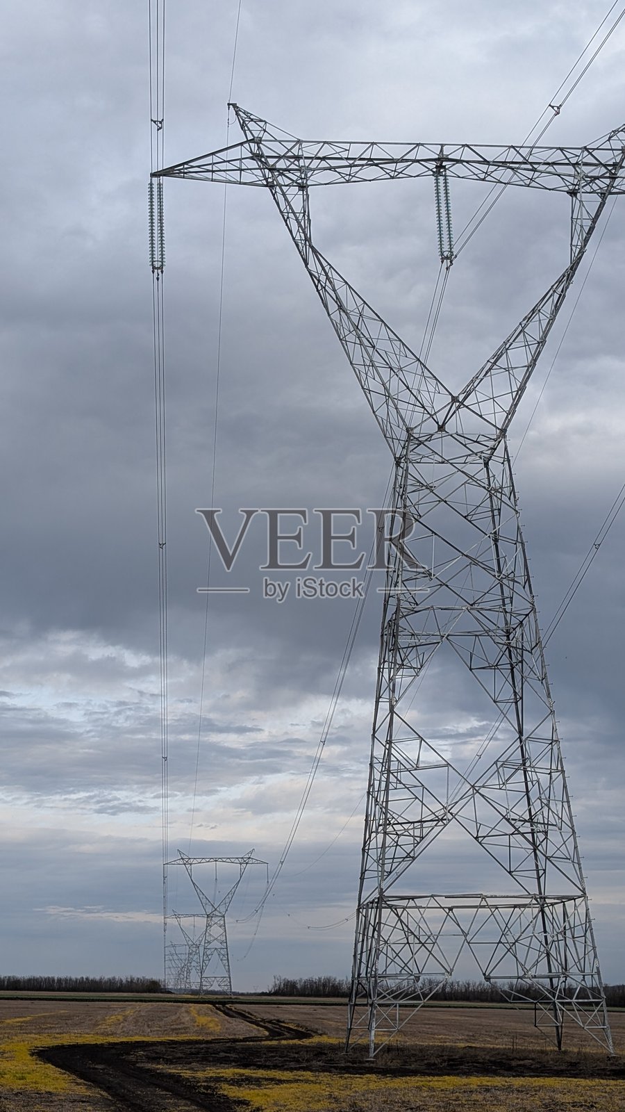 对乡村孤立环境中输电塔的耐久性和脆弱性进行检查照片摄影图片