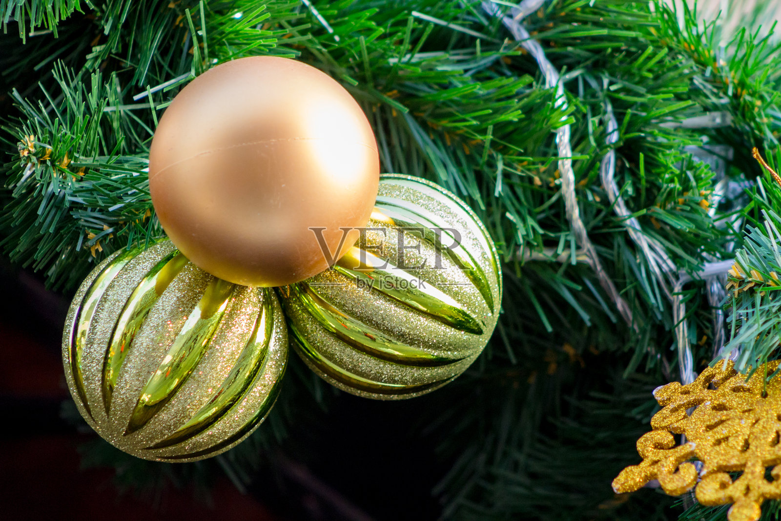 圣诞装饰，带有装饰品、灯饰、杉树枝、金色球、红色丝带和节日细节，营造出节日气氛照片摄影图片