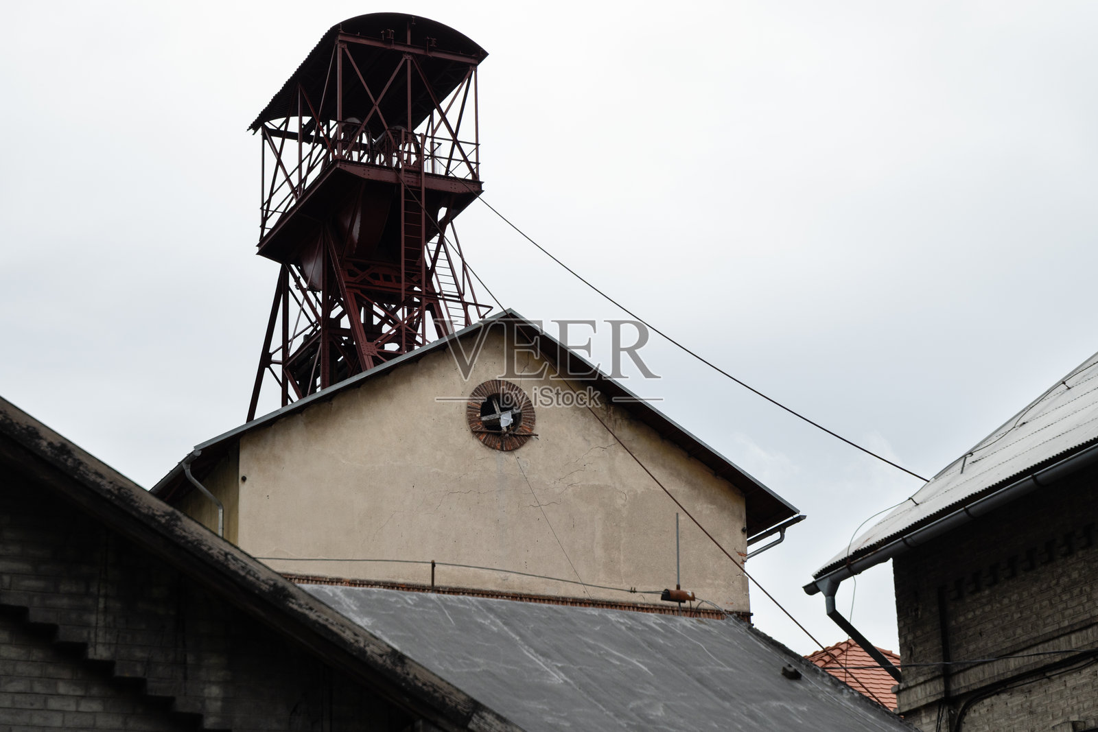 2025年8月4日,捷克维纳伊采:位于捷克中部波希米亚地区克拉德诺附近维纳伊采的前梅劳煤矿的梅劳矿业博物馆井架矗立在历史建筑之上。照片摄影图片