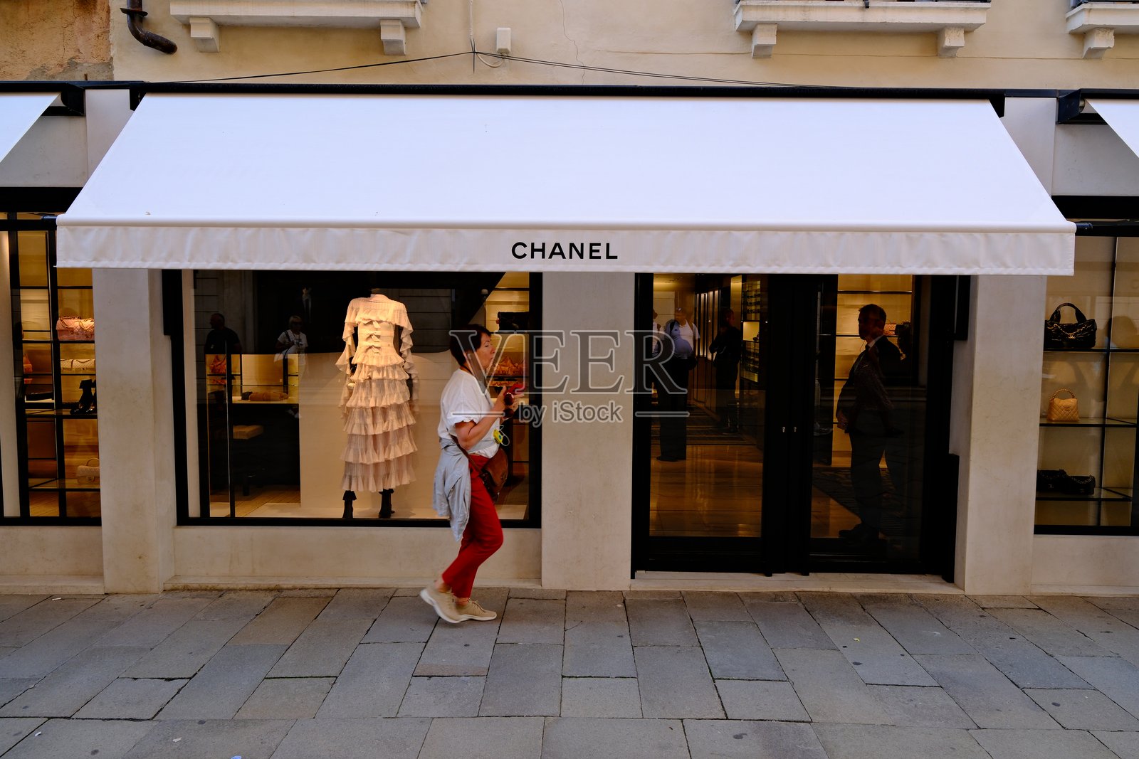 香奈儿品牌店门面与顾客照片摄影图片