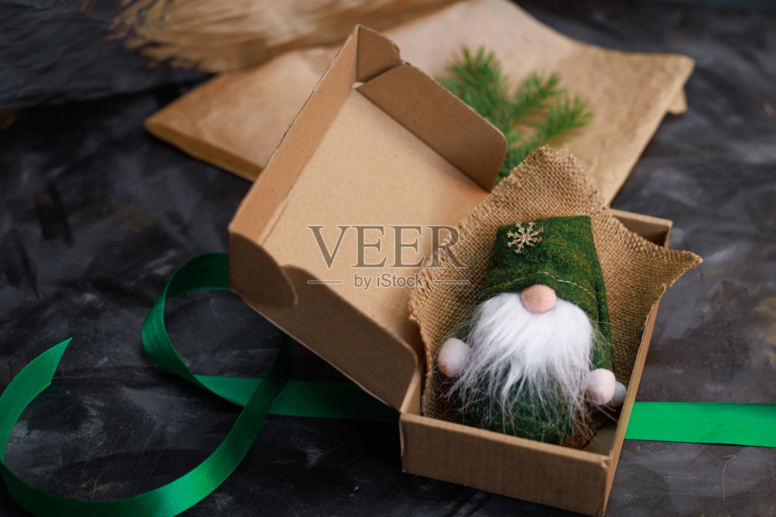 圣诞小矮人与牛皮纸盒照片摄影图片
