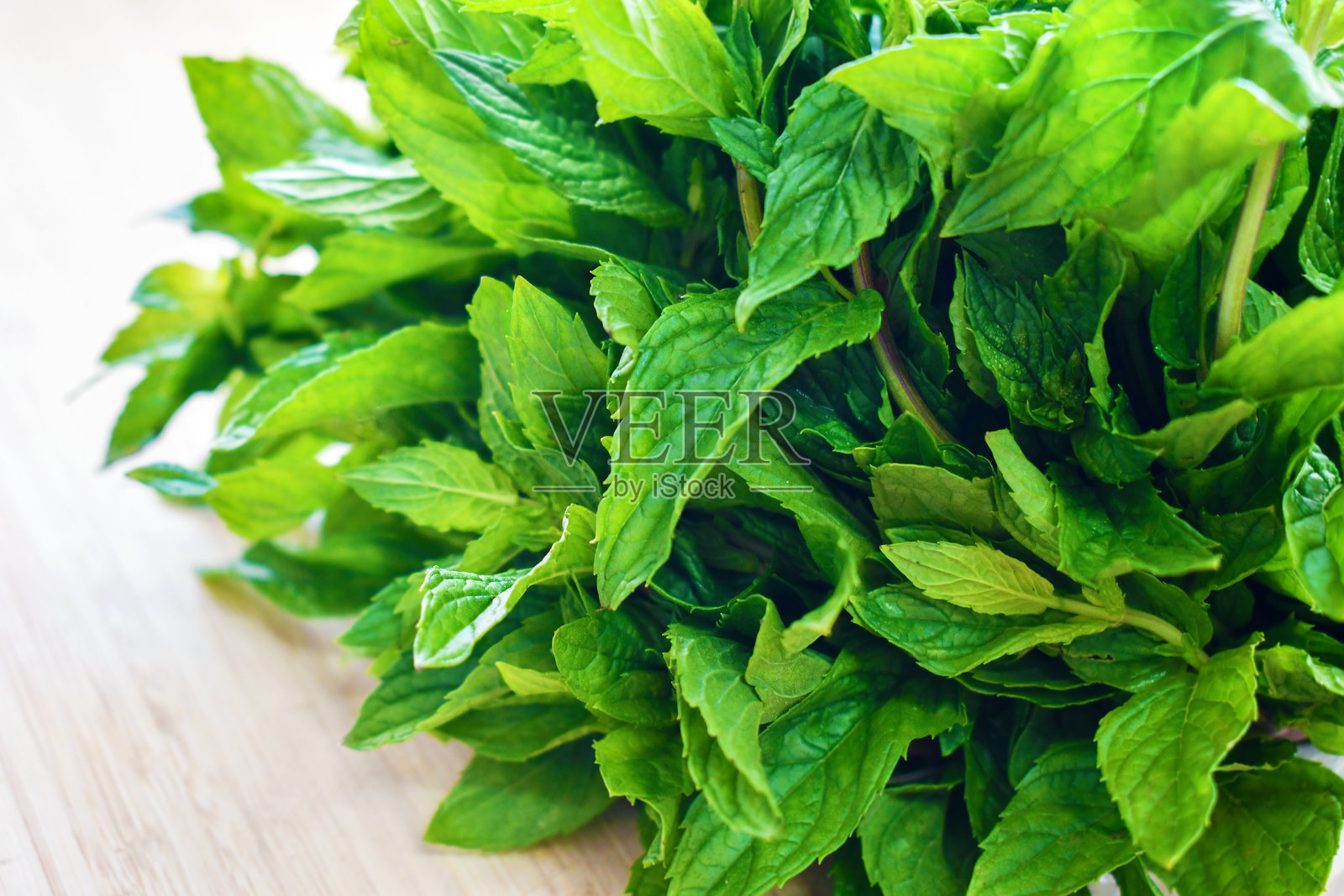 砧板上的薄荷叶。照片摄影图片