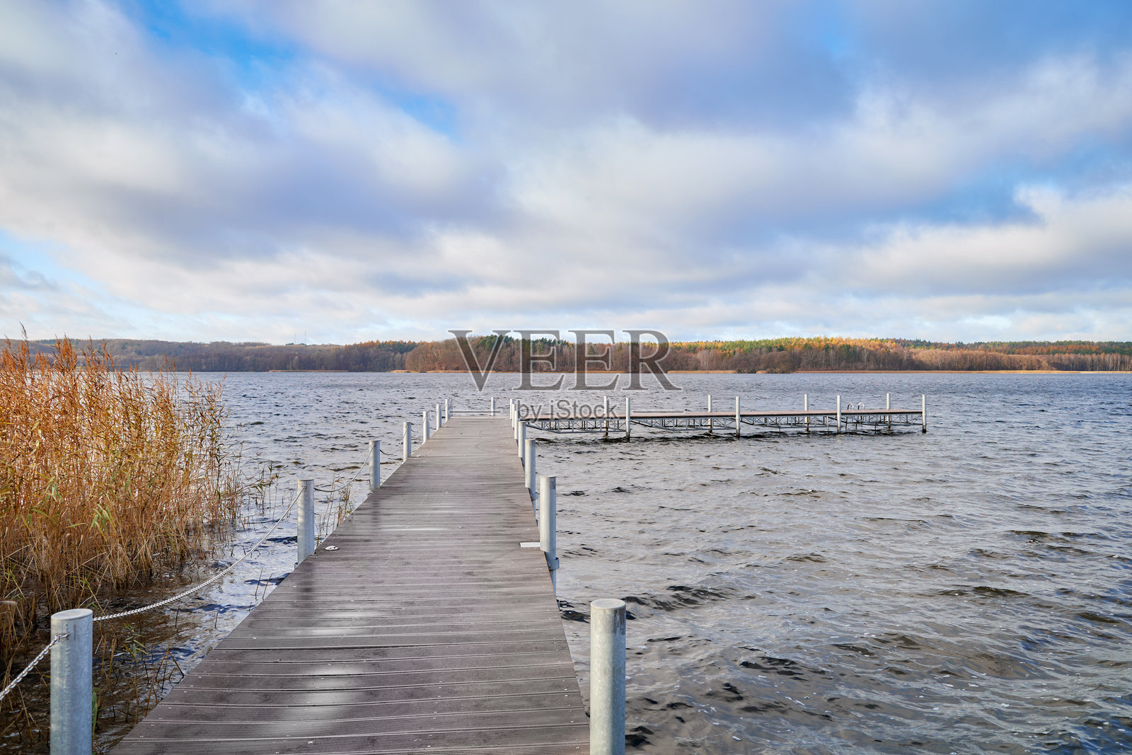秋季波兰Charzykowy的Charzykowskie湖上的码头照片摄影图片