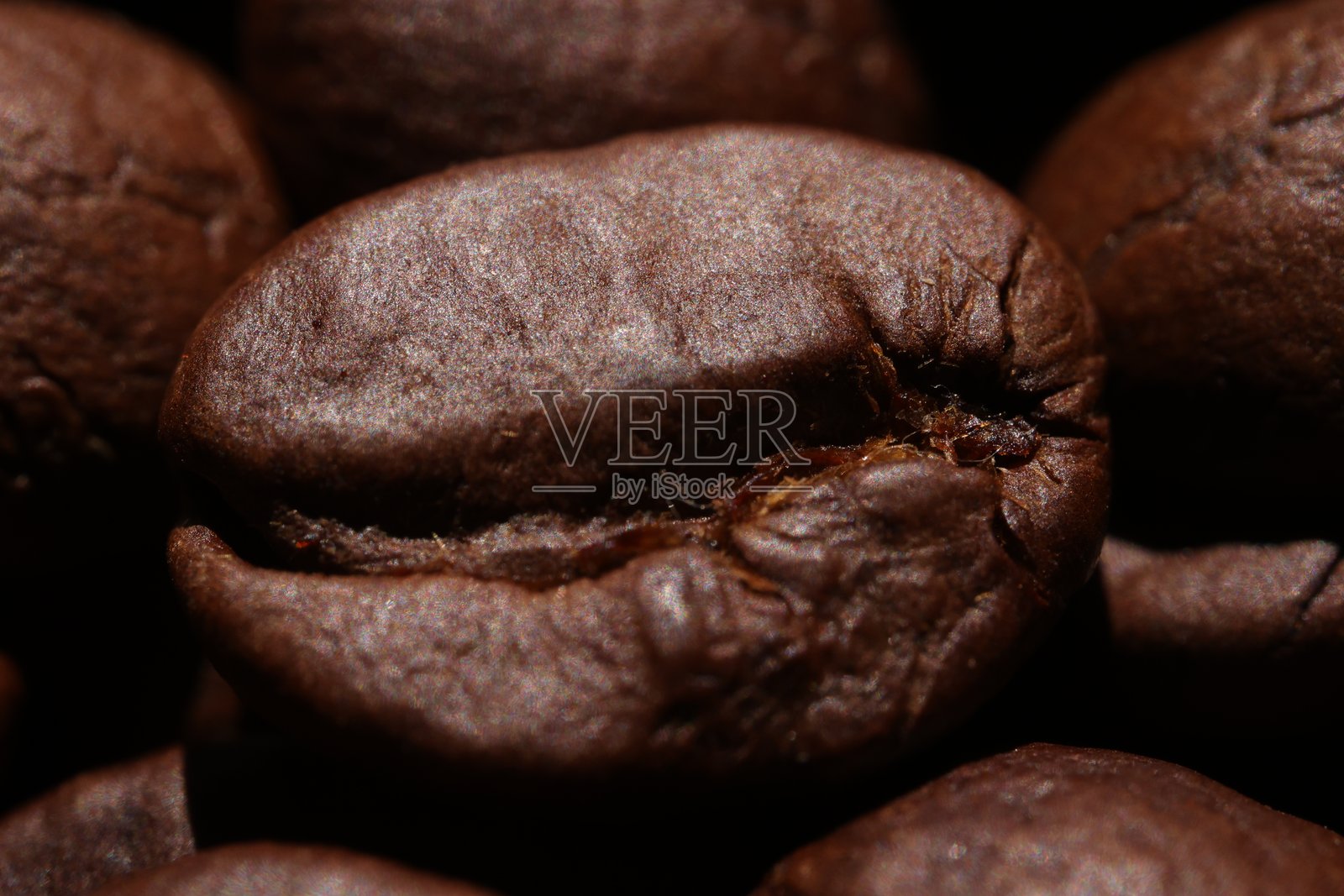 咖啡豆纹理的微距特写，一颗棕色咖啡豆的细节照片摄影图片