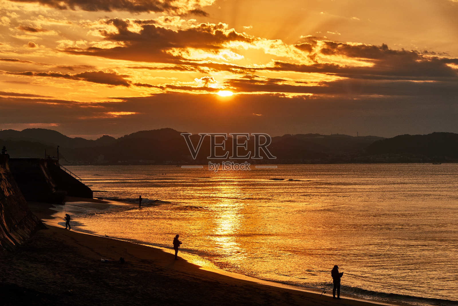 日出时分，海滩在戏剧性的天空映衬下的风景照片摄影图片