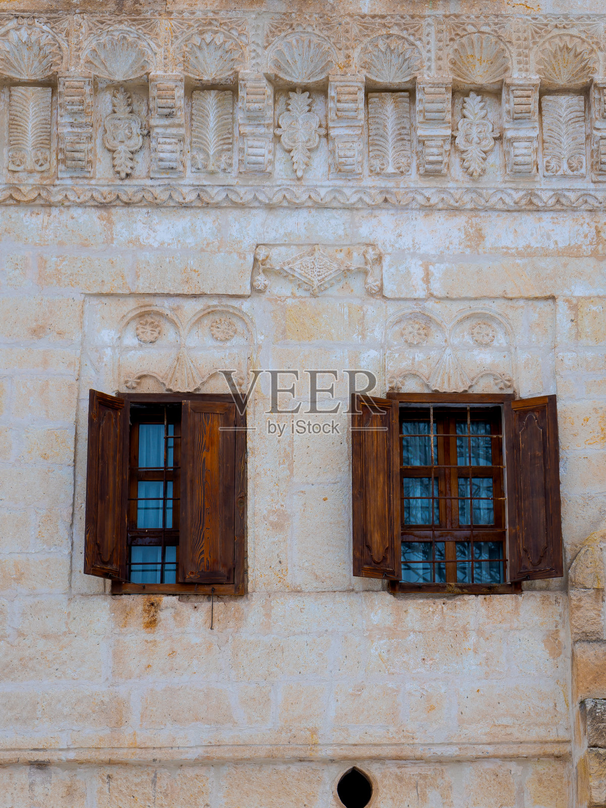 卡帕多西亚西纳索斯历史希腊房屋的华丽石框窗户照片摄影图片