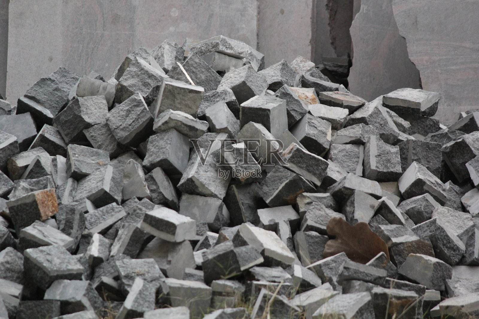 用于建筑的粗糙切割的天然花岗岩石块堆照片摄影图片