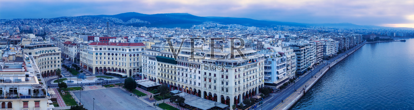 阿里斯托提勒斯广场与大海。萨洛尼卡大视角照片摄影图片