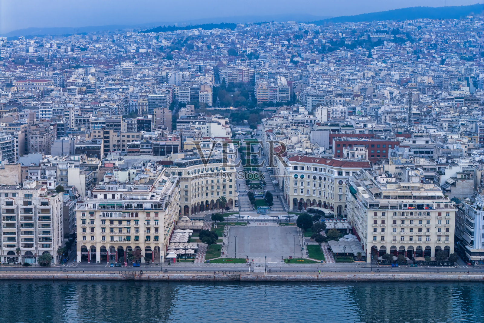阿里斯托泰勒斯广场与大海。萨洛尼卡的大视野照片摄影图片