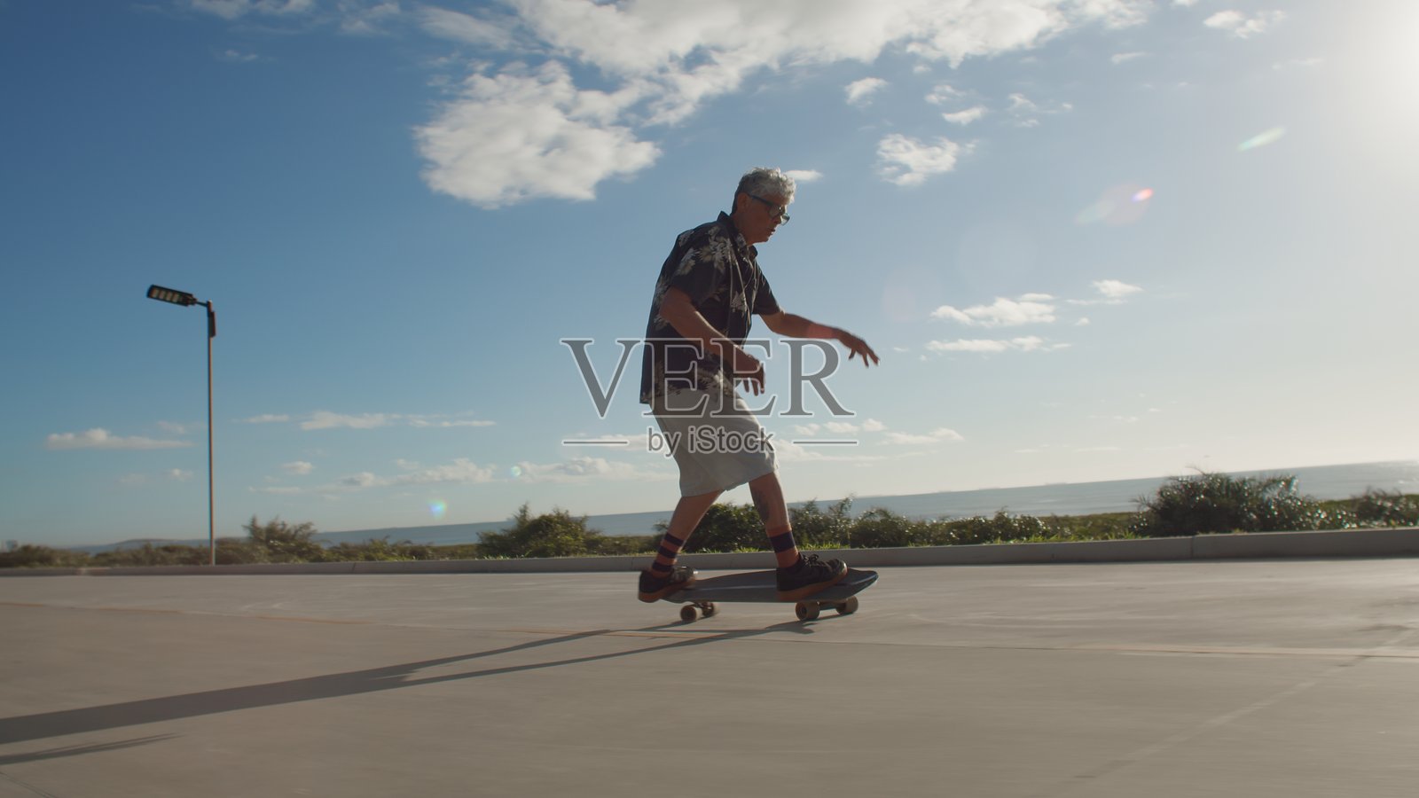 4K视频 - 老年滑板男士肖像照片摄影图片