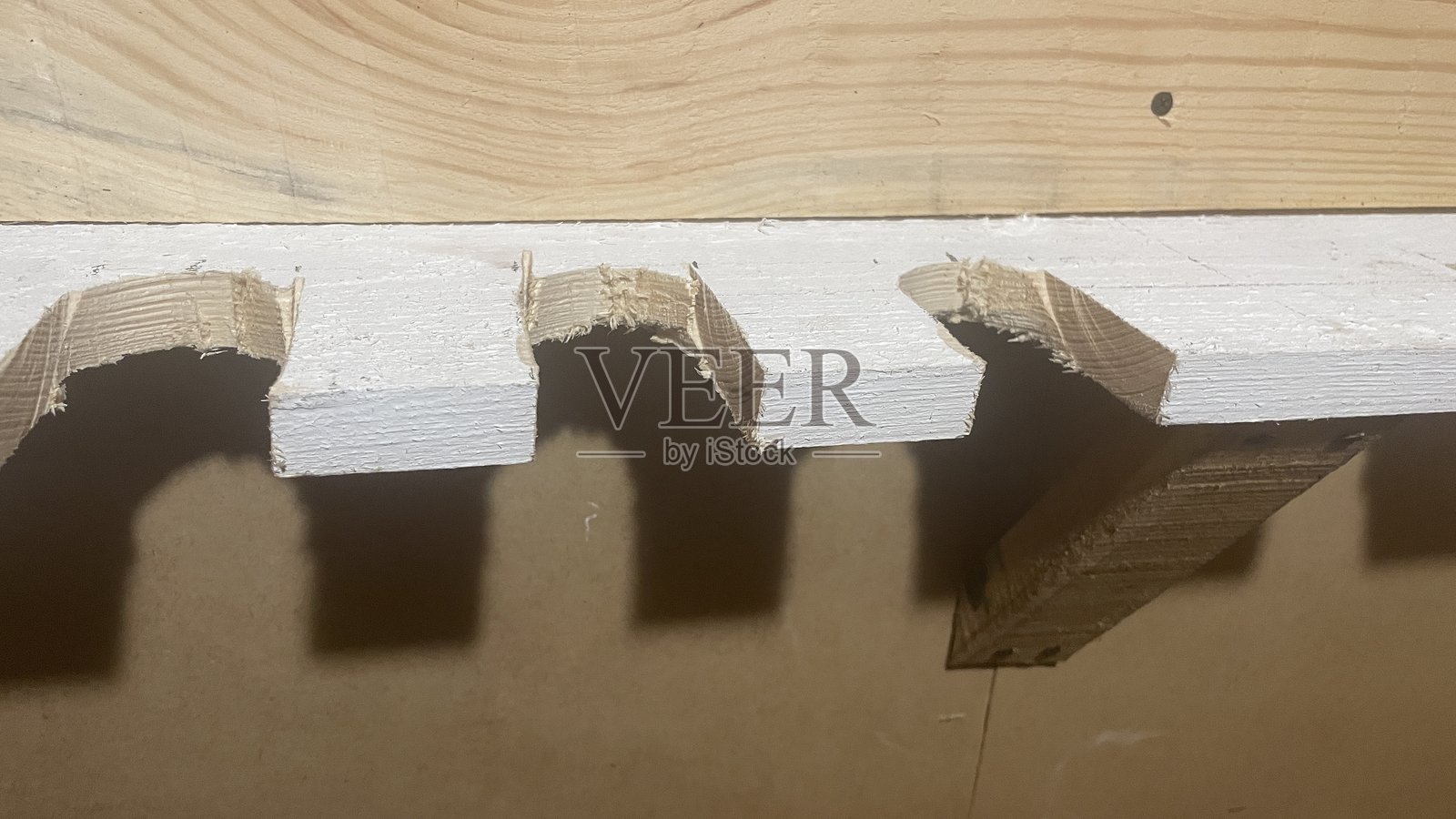 车间里的园艺工具储物架照片摄影图片